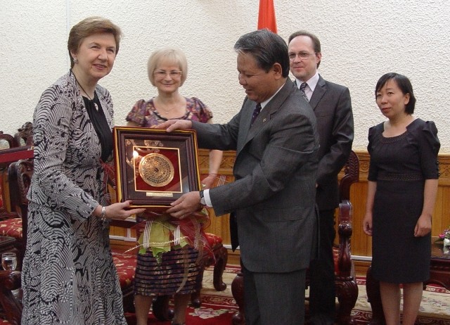 Bộ trưởng Hà Hùng Cường trao quà kỷ niệm cho bà Poliakova Valentina Leonidona - Phó Giám đốc Học viện Pháp luật quốc gia Moscow
