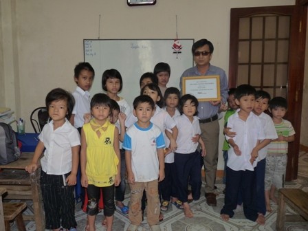 Các học trò khuyết tật bên thầy khiếm thị Duy tại cơ sở mái ấm Hướng Dương.