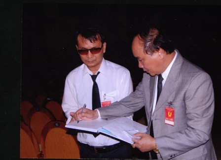 Phó thủ tướng Nguyễn Xuân Phúc, trong một lần làm việc ở tỉnh Quảng Nam và ủng hộ cho mái ấm của thầy giáo Duy - Ảnh: Ngọc Hải.