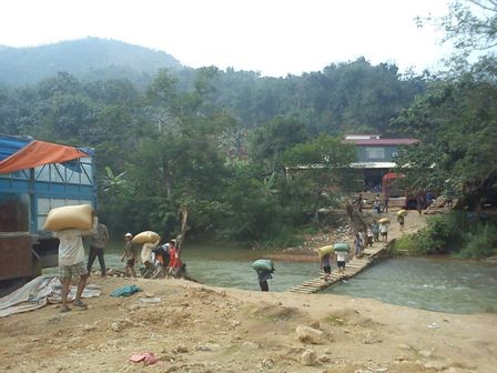 Vận chuyển hàng lậu bằng cầu ghép.