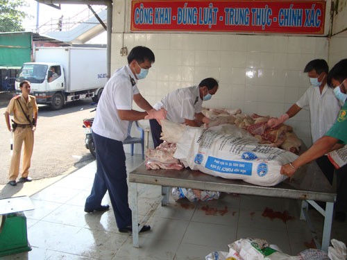Kiểm tra thịt bẩn. Ảnh minh họa