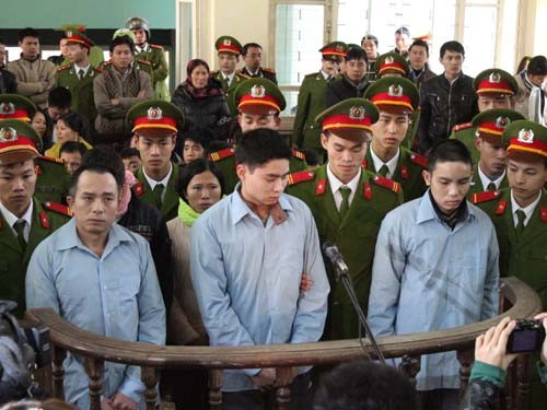 Luyện và các đồng phạm tại tòa.