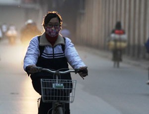 Đổi giờ, nhiều gia đình có con gái học cấp 3 không yên tâm khi để con gái đi lại trên phố lúc tối trời thế này