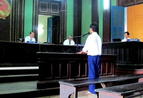 Một bị cáo “nhí” hầu tòa về tội “Hiếp dâm trẻ em”.