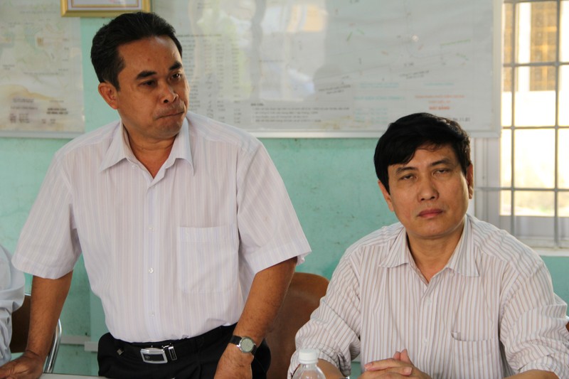 Ông Nguyễn Hồng Vân (người đang ngồi) vừa khẳng định là các vết nứt này bình thường liền bị ông Trần Anh Tuấn, Phó Chủ tịch UBND huyện Bắc Trà My (người đứng bên) đứng lên phản đối ngay.