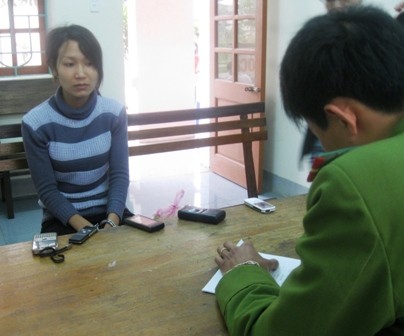 Đối tượng Nguyễn Thị Huệ tại cơ quan điều tra Công an huyện Nghi Lộc.