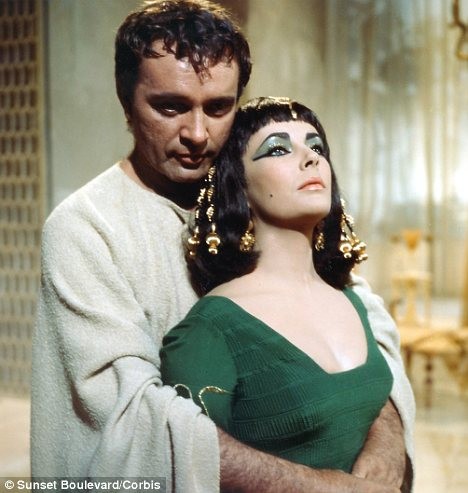 Linsay đóng vai Elizabeth Taylor trong bộ phim Liz và Dick