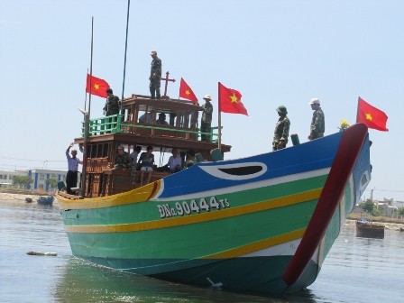 Hạ thủy tàu dịch vụ hậu cần nghề cá lớn nhất miền Trung mang số hiệu ĐNa-90444- Ts.