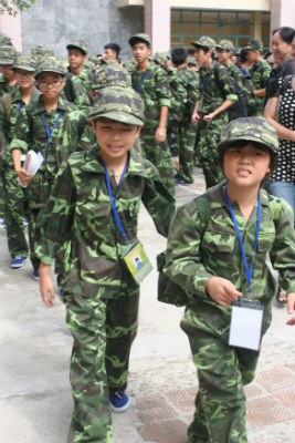 Háo hức lên xe, di chuyển về đơn vị. Ảnh H.Tuấn