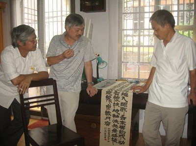 Nhà thư pháp Đỗ Đình Tuyển (ngoài cùng, bên phải) cùng các thành viên CLB thưởng thức một tác phẩm mới hoàn thành