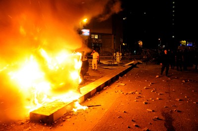Một chiếc xe bị đốt cháy bên ngoài Đại sứ quán Mỹ ở Yemen. Ảnh: AP