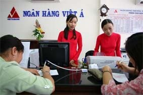 Khách hàng giao dịch tại Ngân hàng Việt Á