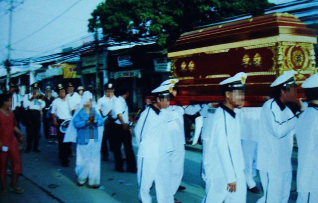 Lễ an táng của mẹ chị Hương.