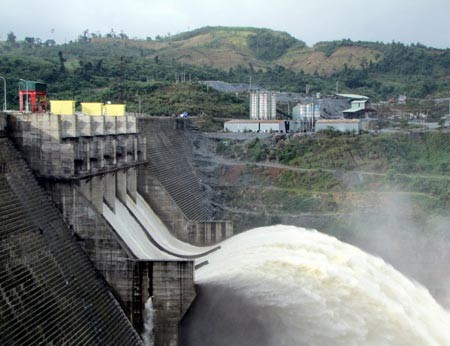 Người dân đang vô cùng lo lắng vì túi nước trên đập Sông Tranh 2
