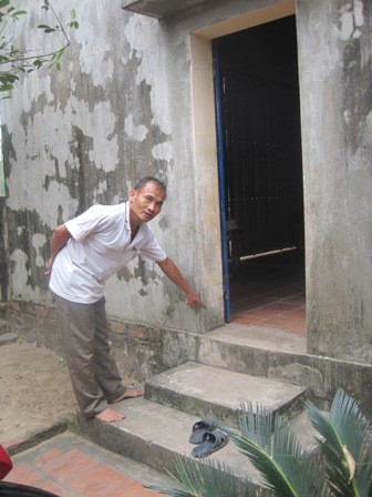 Ông Muộn chỉ chỗ con trai ông nằm gục dưới vũng máu.