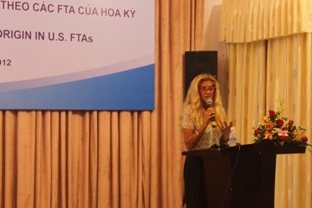 Bà Cathy Sauceda Zimmerman chuyên gia cao cấp về hải quan và quy tắc xuất xứ Hoa Kỳ.