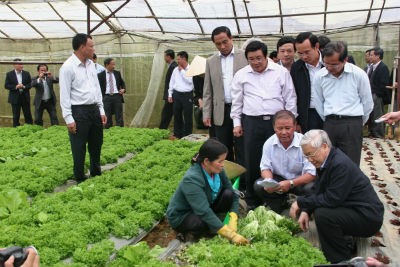 TBT Nguyễn Phú Trọng với xã viên trồng rau HTX Xuân Hương, Đà Lạt, ảnh: Võ Trang