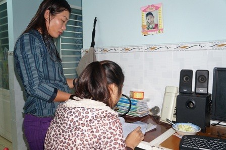 Vy bên góc học tập ở nhà.