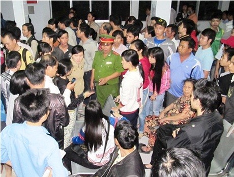 Ảnh: Chen nhau chờ lấy số thứ tự mua vé tàu Tết Quý Tỵ chiều Nam-Bắc.