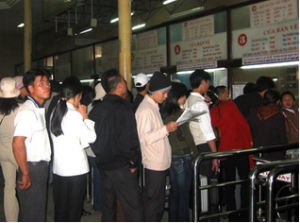 Hành khách xếp hàng mua vé tại ga Hà Nội