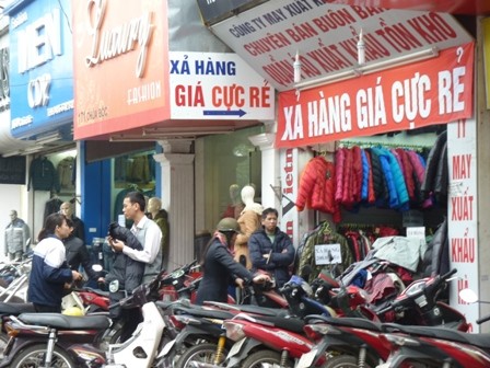 Các điểm xả hàng nhan nhản mọc lên khắp nơi