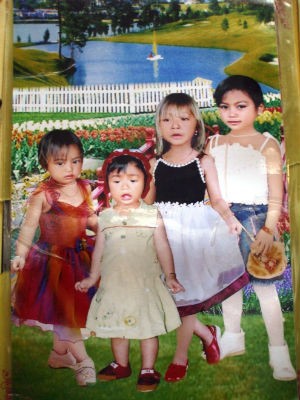 Bé gái bị mất tích (thứ 3 từ trái sang)