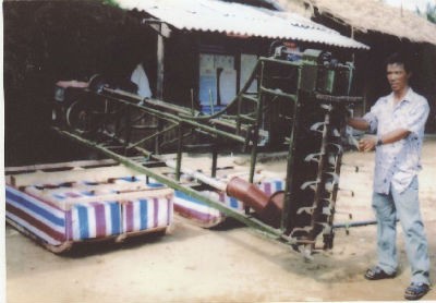 Anh Dũng bên chiếc máy đào bùn đầu tiên