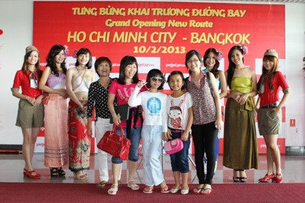 Các thiếu nữ xinh đẹp trong trang phục Thái Lan chào đón hành khách với những nụ cười