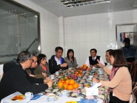 Tổng Lãnh sự Nguyễn Thị Nhã (phải) làm việc với lãnh đạo Hiệp Hội Môi giới Lao động Nước ngoài tại Macau.