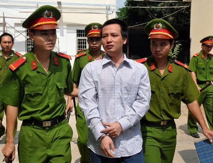 Năng thất thần sau khi tòa tuyên án 14 năm tù.