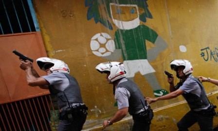 Một nhóm cảnh sát tại Sao Paulo. Ảnh: Guardian