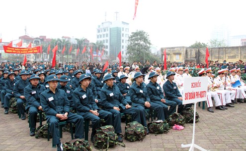 Với quân trang gọn gàng, thanh niên thủ đô sẵn sàng thực hiện nghĩa vụ quân sự.