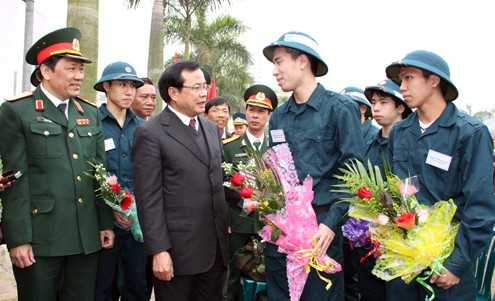 Bí thư Thành ủy Phạm Quang Nghị dặn dò tân binh trước giờ xuất phát.
