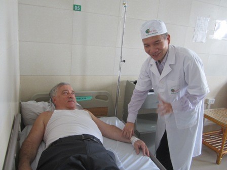Bác sỹ Hoàng Xuân Ba khám cho một bệnh nhân ngoại quốc