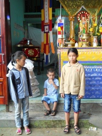 Vợ chồng anh Phương chết để lại 3 đứa con nhỏ rất đáng thương.