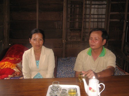 Anh Hà Phước Tứ và chị Huỳnh Thị Hạc sống trong căn nhà đơn sơ nhưng có tấm lòng đầy thơm thảo.