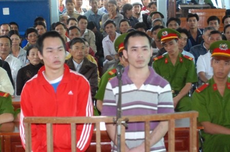 Hai bị cáo Tình (trái) và Bảo tại phiên tòa.