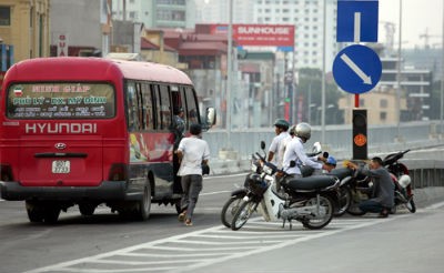 Quy định thì cứng nhắc nhưng trên thực tế nhiều nhà xe vẫn vô tư đón trả khách dọc đường. Ảnh minh họa