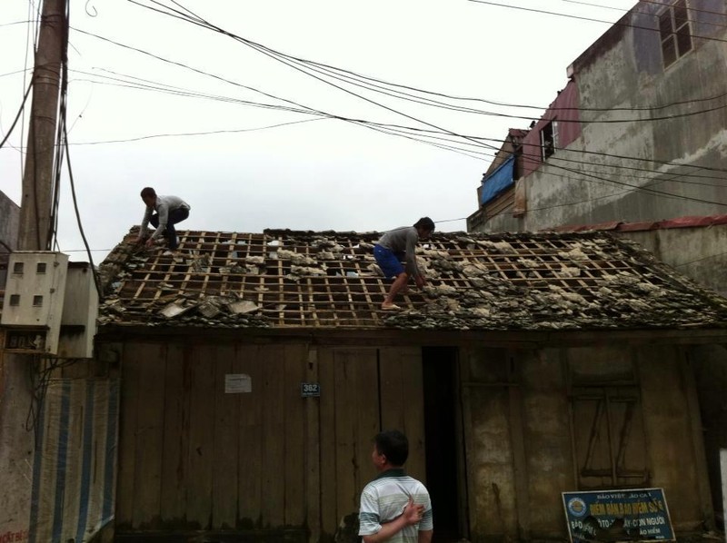 Sau khi trận mưa đá kết thúc, trời bắt đầu hửng sáng thì bà con đã bắt tay vào thu dọn và sửa sang lại nhà cửa để có chỗ ở.