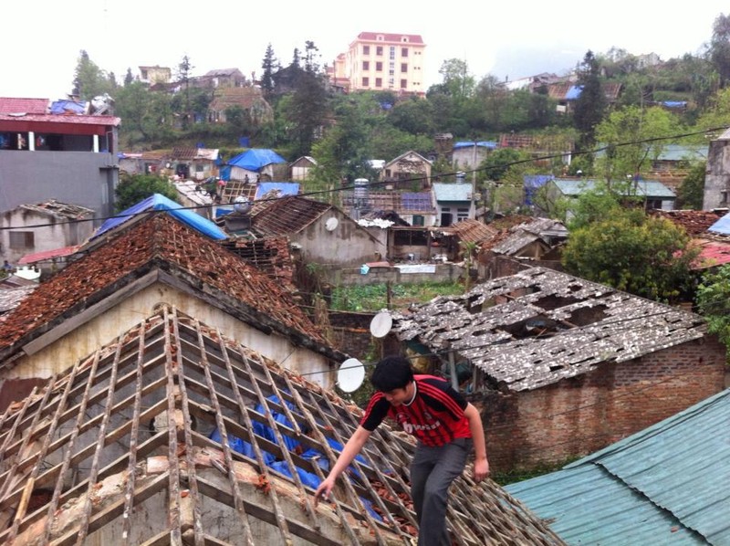 Nhiều ngôi nhà trơ trọi không còn một viên ngói, người dân bất lực không biết trông chờ vào đâu.