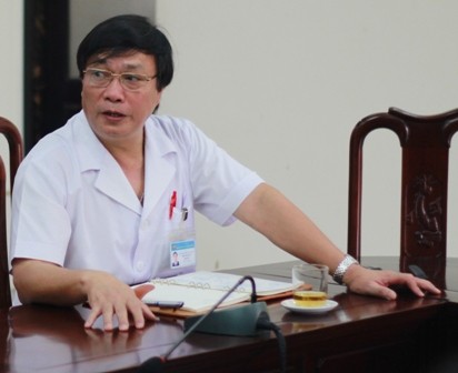 Ông Đinh Ngọc Sỹ, giám đốc bệnh viện Phổi TW trao đổi với báo chí
