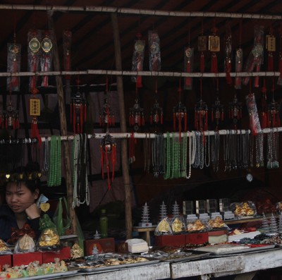 Những mặt hàng lưu niệm như vòng tay, vòng cổ,.. với giá gấp 3, 4 lần so với thị trường.