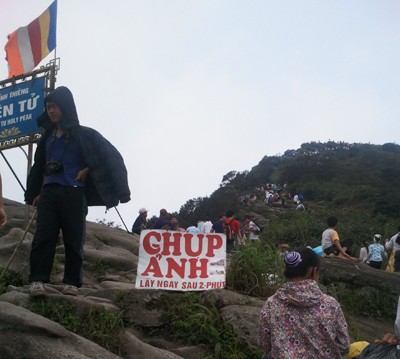 Dịch vụ chụp ảnh lấy ngay rải rác từ chân núi lên tận chùa Đồng.