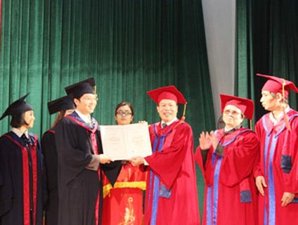Lễ trao bằng tốt nghiệp tại ĐH Vinh.