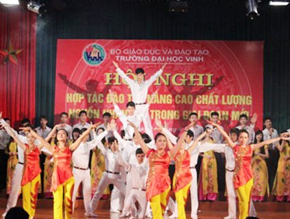 Sinh viên ĐH Vinh biểu diễn văn nghệ.