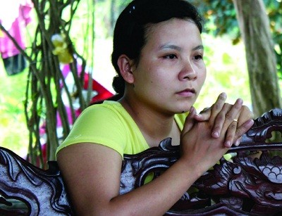 Vợ nạn nhân Nguyễn Công Nguyên thẫn thờ trước nỗi đau mất chồng