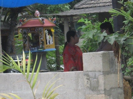 Đối tượng Dung đang “dâng lễ chưa bệnh” cho người bệnh.
