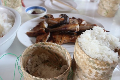 Món xôi trắng, món ăn hàng ngày của người Lào. Món ăn này không thể thiếu trong các bữa ăn và nhất là những dịp lễ tết. Do một phần vì đây là món ăn có thể giúp người dân nơi đây no lâu trong quá trình lao động, một phần vì đây là thứ gạo phổ biến và được trồng chủ yếu ở Lào, ngoài ra xôi còn là món ăn thể hiện sụ gắn kết của mỗi thành viên trong gia đình của người Lào. Gần đây thì nhiều người dân Lào đã đổi thành cơm tẻ ăn hàng ngày do ảnh hưởng từ Việt Nam, và một số nước xung quanh.