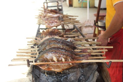 Món nướng từ cá và các loại chim. Người Lào rất thích ăn đồ nướng, vì đây là món ăn dễ dàng kết hợp với xôi, ăn rất nhanh, gọn gàng. Những món nướng này được tẩm bằng những thứ gia vị đặc trưng tạo nên mùi vị riêng của người dân nơi đây.