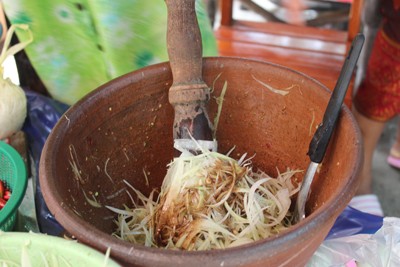 Món nộm đu đủ được tẩm với nhiều loại da vị khác nhau của người Lào, món này thường được ăn kèm với xôi hoặc các món nướng, hay uống với bia. Không giống nộm ở Việt Nam, món nộm này ở Lào còn có nhiều nước để làm nước chấm cho các món ăn trong bữa ăn.